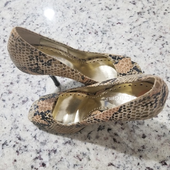 Shoes - BCBG Girls, women shoes size 7B/ 37